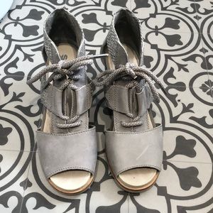 Sorel lace wedges